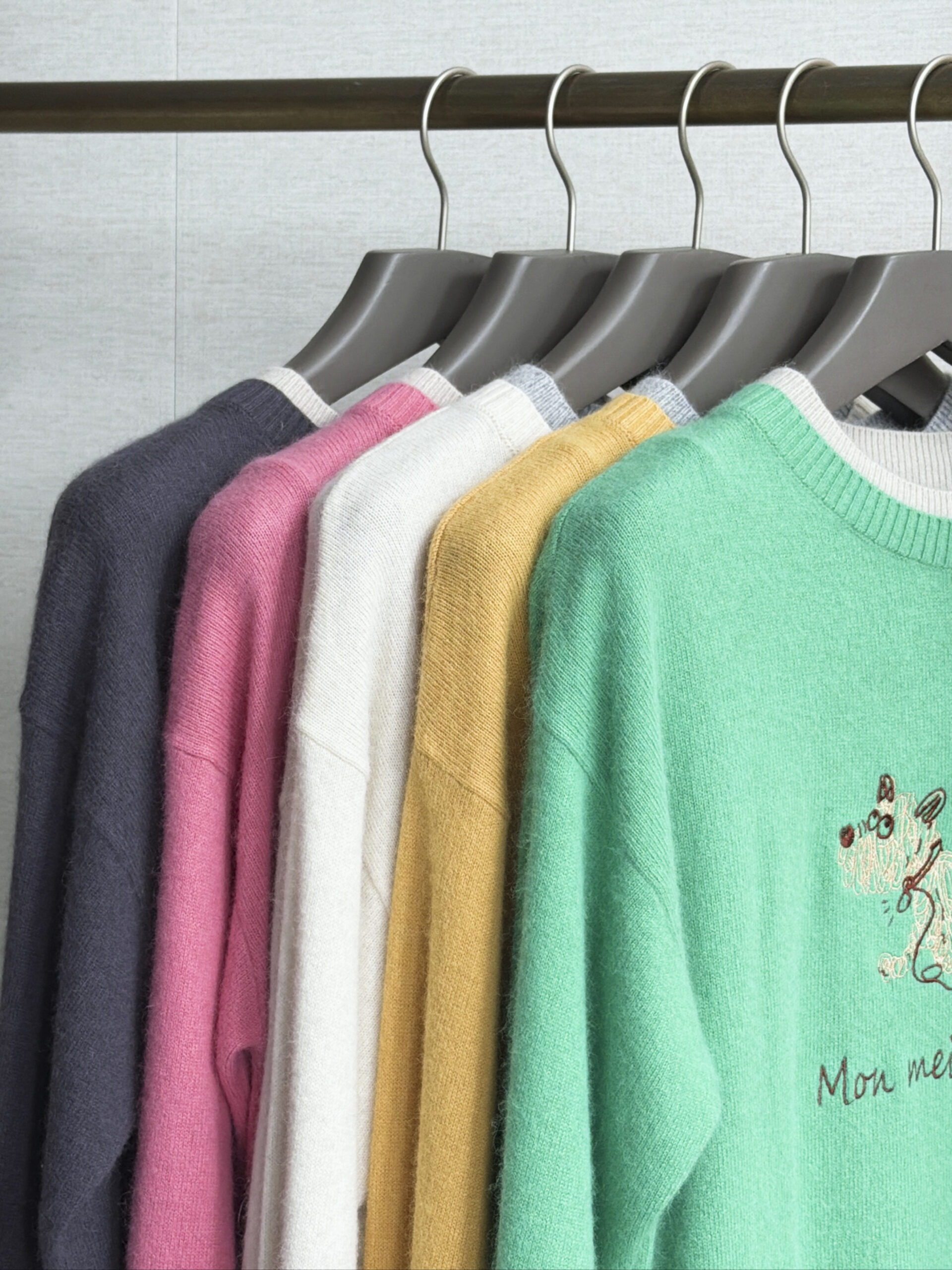 セモア ふんわりドッグ刺繍クルーネックニット