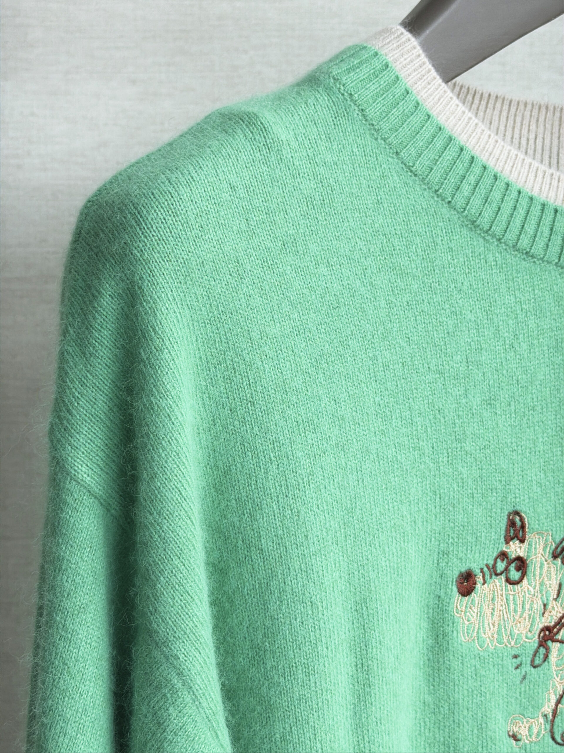 セモア ふんわりドッグ刺繍クルーネックニット