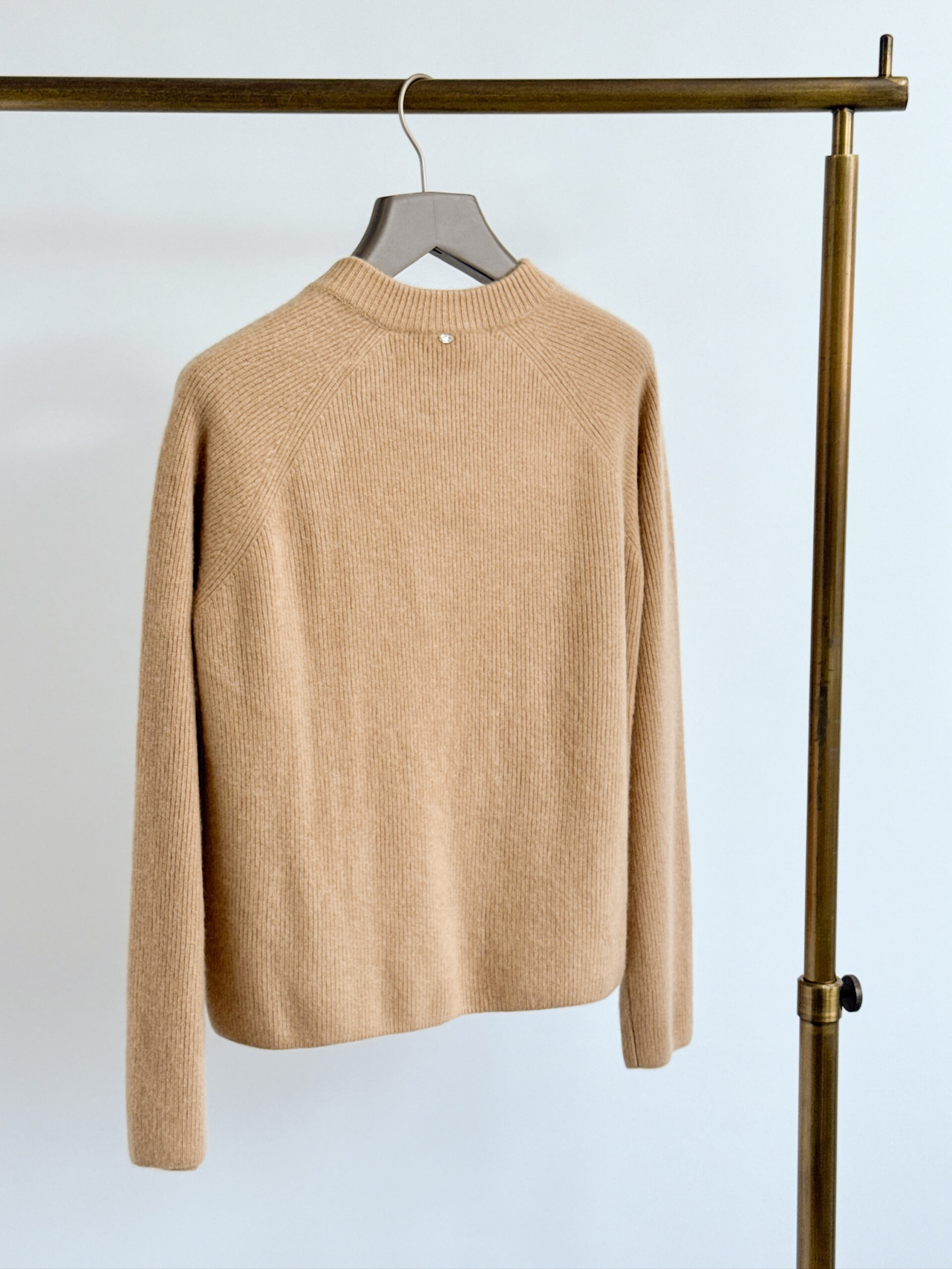 オルドス バックビジュー付き アシンメトリーボタンニット