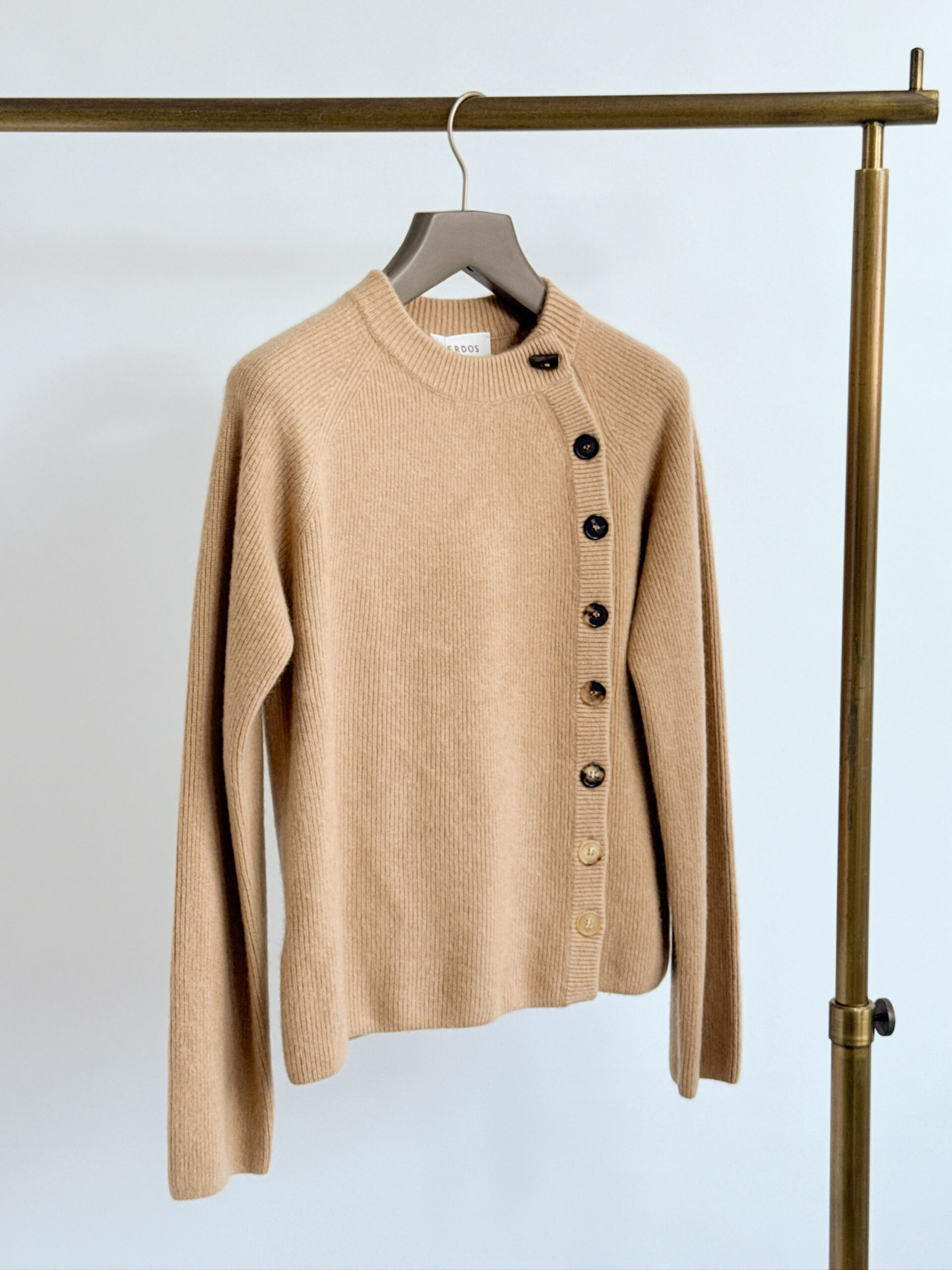 オルドス バックビジュー付き アシンメトリーボタンニット