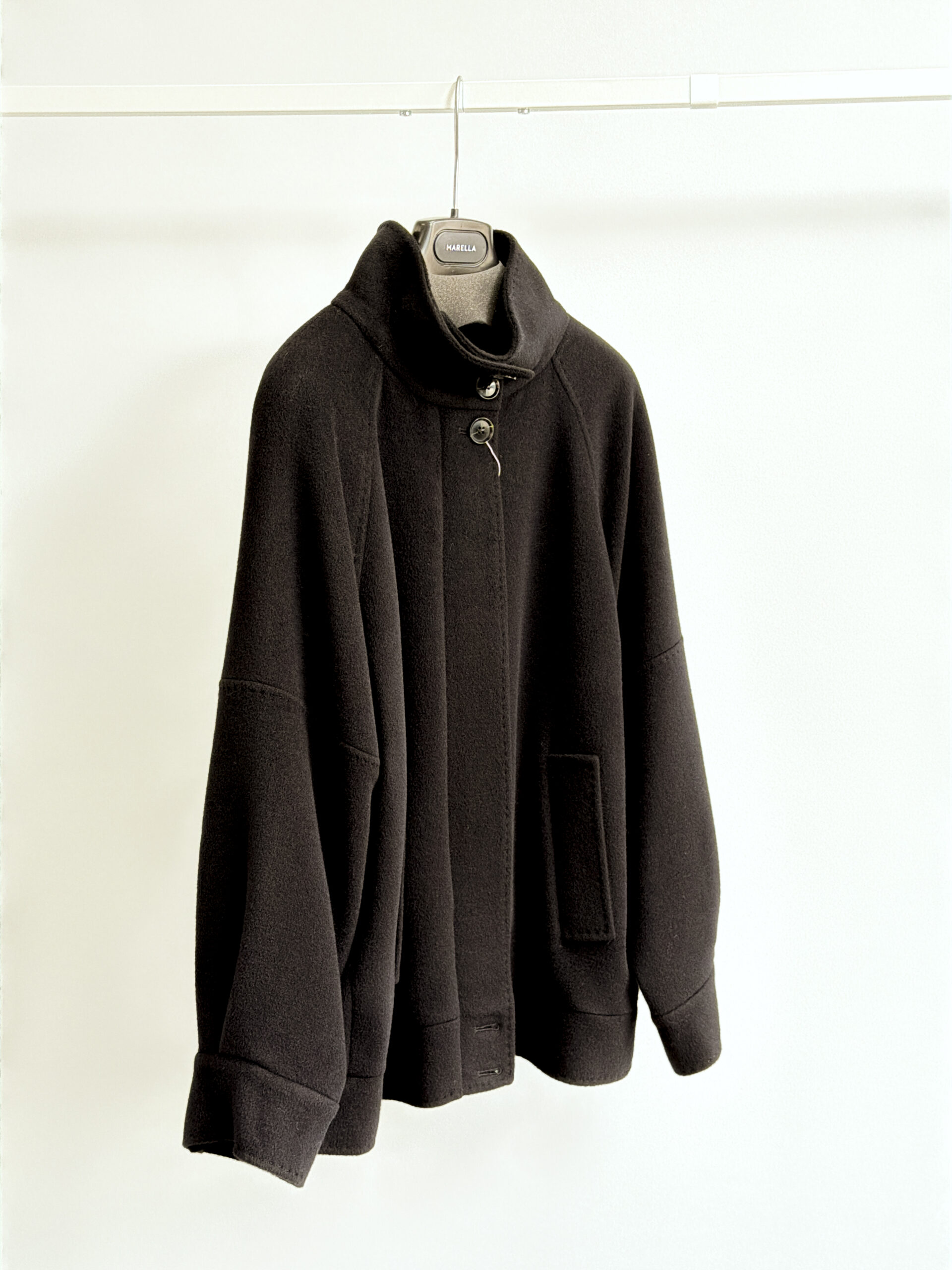 マレーラ ウールファンネルネックショートコート